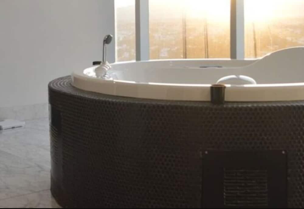 Baruk Guadalajara Hotel De Autor Exteriér fotografie A whirlpool bathtub