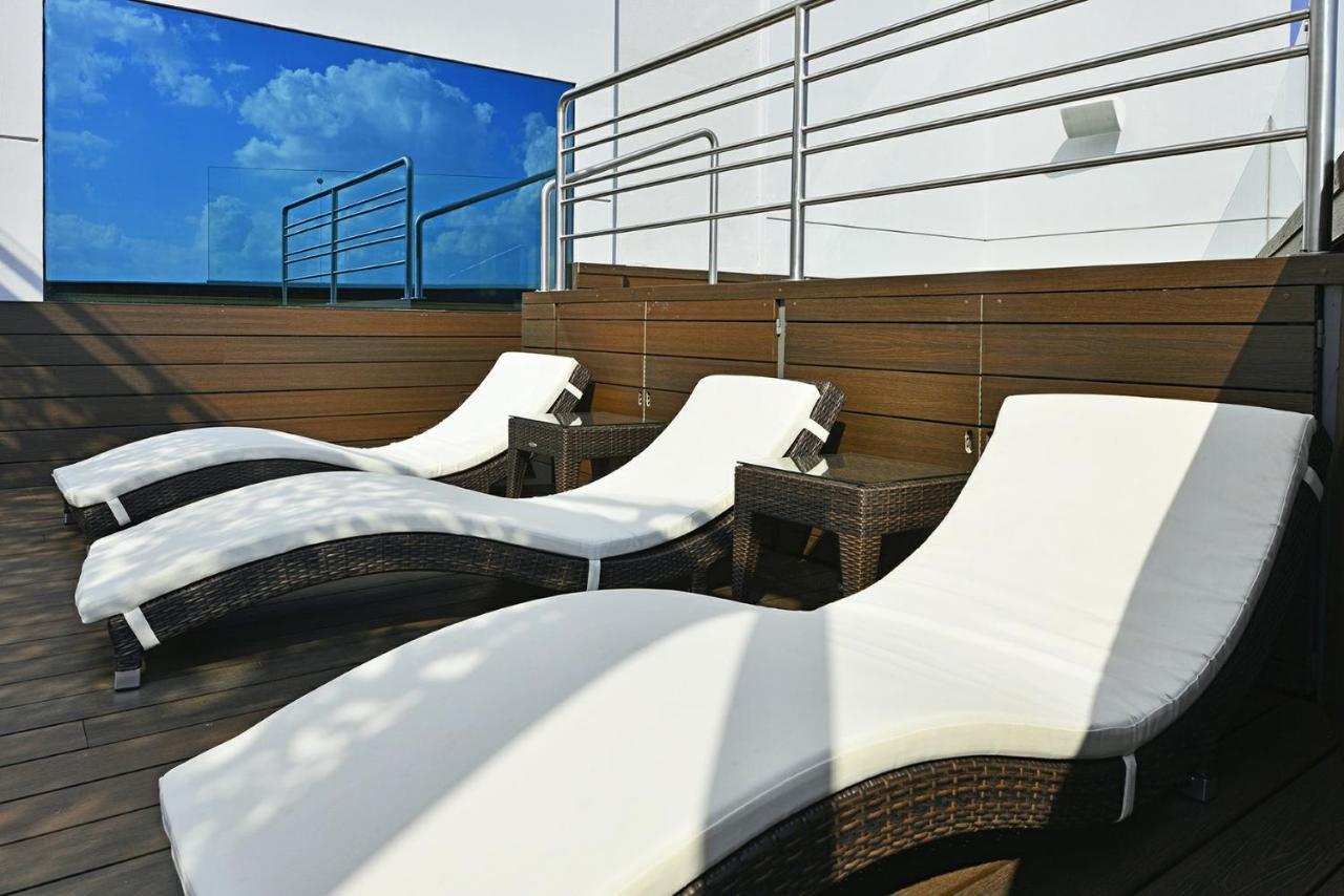 Baruk Guadalajara Hotel De Autor Exteriér fotografie Sunbathing chairs on the deck of a cruise ship