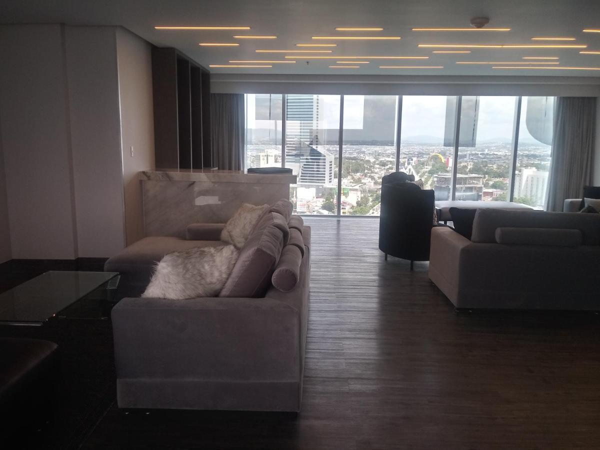 Baruk Guadalajara Hotel De Autor Exteriér fotografie A living room in a penthouse apartment at the Ritz-Carlton, DIFC